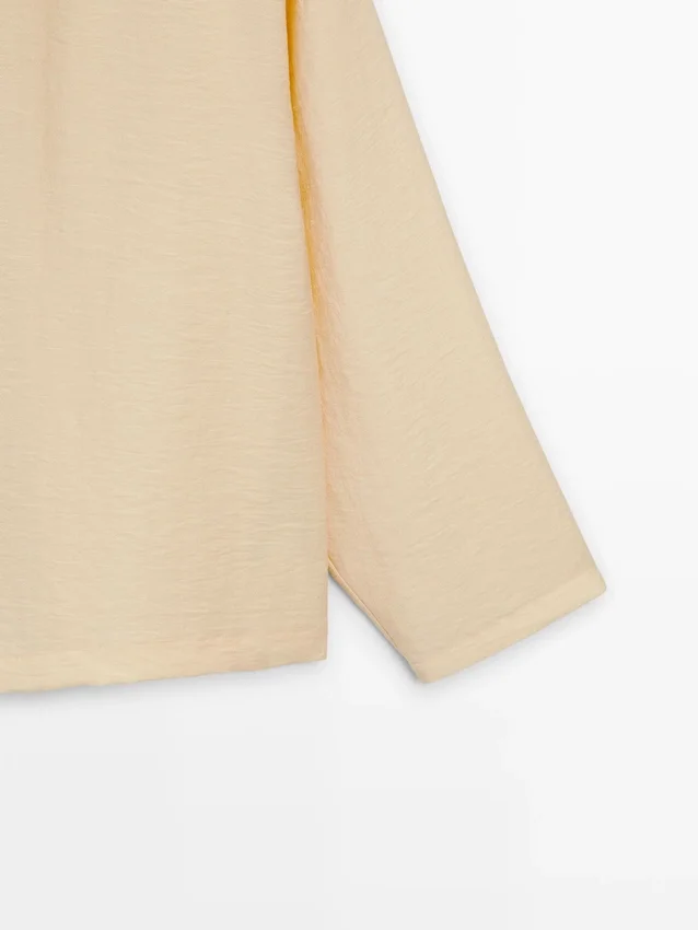 Asymmetrisches Hemd mit Knopfleiste Asymmetrisches Hemd mit Knopfleiste