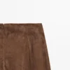 Ausgestellt geschnittene Hose aus Wildleder Ausgestellt geschnittene Hose aus Wildleder