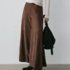 Ausgestellt geschnittene Hose aus Wildleder Ausgestellt geschnittene Hose aus Wildleder