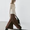 Ausgestellt geschnittene Hose aus Wildleder Ausgestellt geschnittene Hose aus Wildleder
