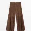 Ausgestellt geschnittene Hose aus Wildleder Ausgestellt geschnittene Hose aus Wildleder