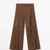 Ausgestellt geschnittene Hose aus Wildleder Ausgestellt geschnittene Hose aus Wildleder