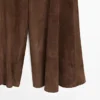 Ausgestellt geschnittene Hose aus Wildleder Ausgestellt geschnittene Hose aus Wildleder