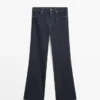 Ausgestellte Jeans mit hoher Taille Ausgestellte Jeans mit hoher Taille