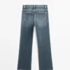 Boot-Cut-Jeans mit hoher Taille Boot-Cut-Jeans mit hoher Taille