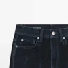 Boot-Cut-Jeans mit hoher Taille und Flock-Finish Boot-Cut-Jeans mit hoher Taille und Flock-Finish