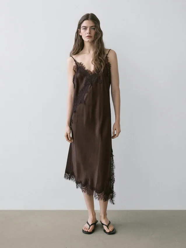Camisole-Kleid mit Spitzendetails Camisole-Kleid mit Spitzendetails