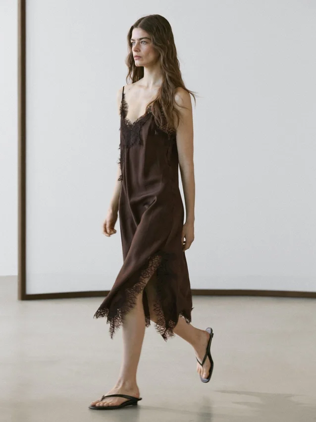 Camisole-Kleid mit Spitzendetails Camisole-Kleid mit Spitzendetails