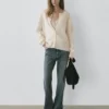 Cardigan aus Wolle mit Zopfmuster Cardigan aus Wolle mit Zopfmuster