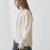Cardigan aus Wolle mit Zopfmuster Cardigan aus Wolle mit Zopfmuster