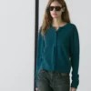 Cardigan aus Wollstrick mit verdeckten Knöpfen Cardigan aus Wollstrick mit verdeckten Knöpfen