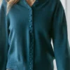 Cardigan aus Wollstrick mit verdeckten Knöpfen Cardigan aus Wollstrick mit verdeckten Knöpfen