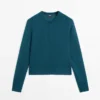 Cardigan aus Wollstrick mit verdeckten Knöpfen Cardigan aus Wollstrick mit verdeckten Knöpfen