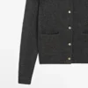 Cardigan mit goldenen Knöpfen Cardigan mit goldenen Knöpfen
