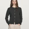 Cardigan mit goldenen Knöpfen Cardigan mit goldenen Knöpfen