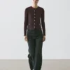 Cardigans mit goldenen Knöpfen Cardigans mit goldenen Knöpfen