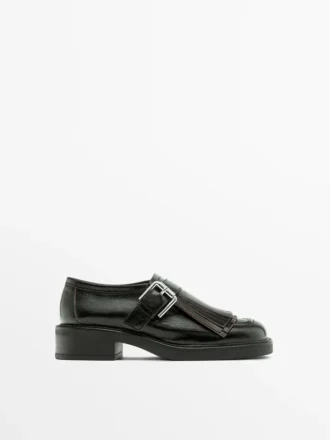 Derby-Schuhe mit Schnallen und Fransen Derby-Schuhe mit Schnallen und Fransen