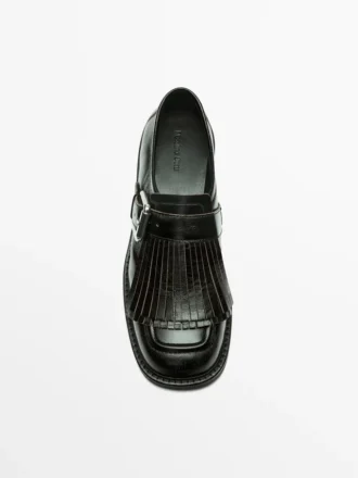 Derby-Schuhe mit Schnallen und Fransen Derby-Schuhe mit Schnallen und Fransen