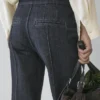Flare-Fit-Jeans mit hoher Taille und Taschen Flare-Fit-Jeans mit hoher Taille und Taschen