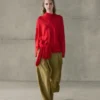 Fließende Bluse mit drapiertem Kragen Fließende Bluse mit drapiertem Kragen