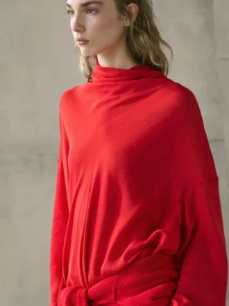 Fließende Bluse mit drapiertem Kragen