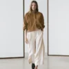 Fließende Hose mit umgeschlagenen Säumen Fließende Hose mit umgeschlagenen Säumen