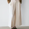 Fließende Hose mit umgeschlagenen Säumen Fließende Hose mit umgeschlagenen Säumen