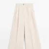 Fließende Hose mit umgeschlagenen Säumen Fließende Hose mit umgeschlagenen Säumen