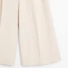Fließende Hose mit umgeschlagenen Säumen Fließende Hose mit umgeschlagenen Säumen