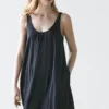 Fließendes, ausgestelltes Kleid mit Trägern Fließendes, ausgestelltes Kleid mit Trägern