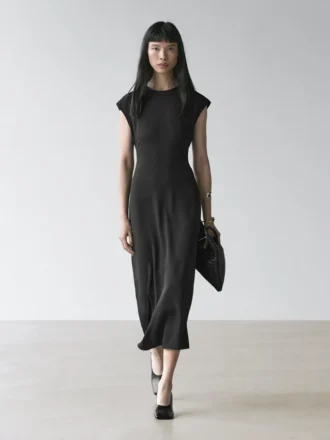 Fließendes Kleid mit kurzen Ärmeln