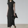 Fließendes Kleid mit kurzen Ärmeln Fließendes Kleid mit kurzen Ärmeln