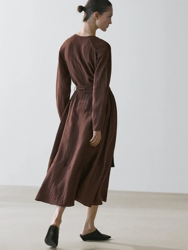 Fließendes Midikleid aus Leinenmischung mit Gürtel Fließendes Midikleid aus Leinenmischung mit Gürtel