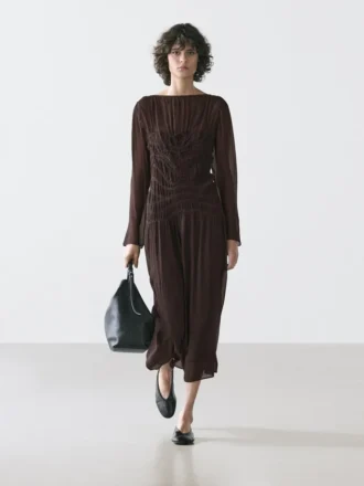 Fließendes Midikleid mit gerafften Details