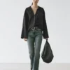 Fließendes Overshirt aus Wollmischung mit Taschendetails Fließendes Overshirt aus Wollmischung mit Taschendetails