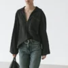 Fließendes Overshirt aus Wollmischung mit Taschendetails Fließendes Overshirt aus Wollmischung mit Taschendetails