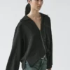 Fließendes Overshirt aus Wollmischung mit Taschendetails Fließendes Overshirt aus Wollmischung mit Taschendetails