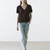 Fließendes T-Shirt mit V-Ausschnitt Fließendes T-Shirt mit V-Ausschnitt
