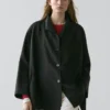 Fließendes, voluminöses Cape mit Knopfdetails Fließendes, voluminöses Cape mit Knopfdetails