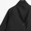 Fließendes, voluminöses Cape mit Knopfdetails Fließendes, voluminöses Cape mit Knopfdetails