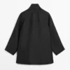 Fließendes, voluminöses Cape mit Knopfdetails Fließendes, voluminöses Cape mit Knopfdetails