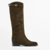 Geölte Reitstiefel aus gespaltenem Wildleder Geölte Reitstiefel aus gespaltenem Wildleder