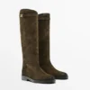 Geölte Reitstiefel aus gespaltenem Wildleder Geölte Reitstiefel aus gespaltenem Wildleder