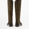 Geölte Reitstiefel aus gespaltenem Wildleder Geölte Reitstiefel aus gespaltenem Wildleder