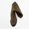 Geölte Reitstiefel aus gespaltenem Wildleder Geölte Reitstiefel aus gespaltenem Wildleder
