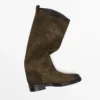 Geölte Reitstiefel aus gespaltenem Wildleder Geölte Reitstiefel aus gespaltenem Wildleder