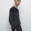 Gestreifter Pullover mit Rundhalsausschnitt Gestreifter Pullover mit Rundhalsausschnitt