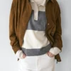 Gestreifter Strickpullover mit Poloshirt-Kragen Gestreifter Strickpullover mit Poloshirt-Kragen