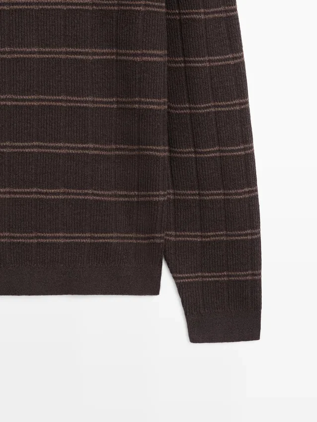Gestreifter Strickpullover mit Rundhalsausschnitt Gestreifter Strickpullover mit Rundhalsausschnitt