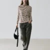Gestreiftes Langarm-T-Shirt mit Kontrastdetail Gestreiftes Langarm-T-Shirt mit Kontrastdetail